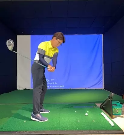 胸が右を向いているうちにクラブを下ろすように注意しましょう。