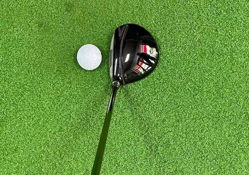 3番ウッド。ヘッドとグリップが左で頭は右なので、ボールの右側が見える。