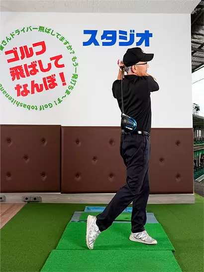 フィニッシュまで振り抜いたらそこで止めないで連続素振りを3回続けよう。