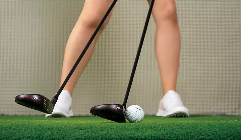 ボールを正確にとらえやすくなり、ソールの前側が滑っていく。