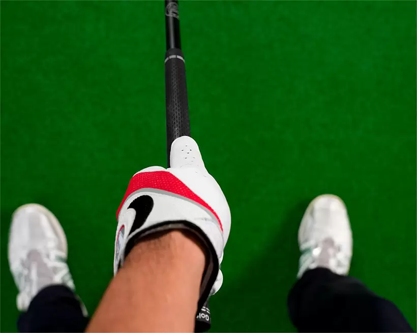 自分では左手をかぶせているつもりでも、実際はそれほどかぶせていないケースが多い。