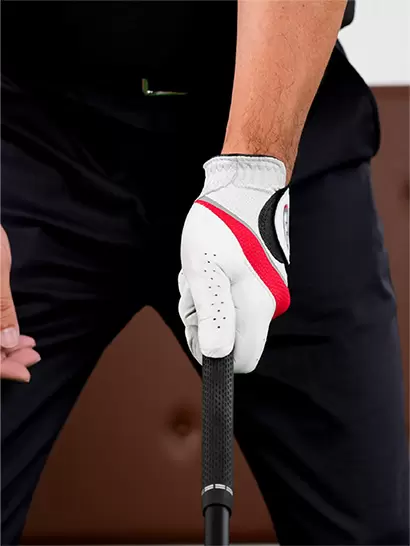 他人が真正面から見れば左手甲が目標を指しているウィークグリップになってしまう。