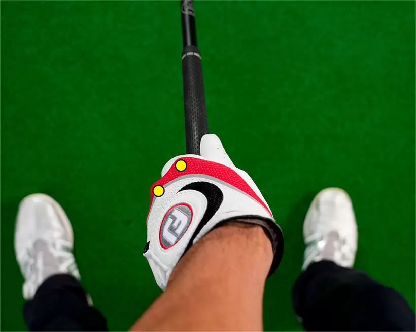 左手のナックルが2つ見えるくらいまで左手をかぶせて握ろう。