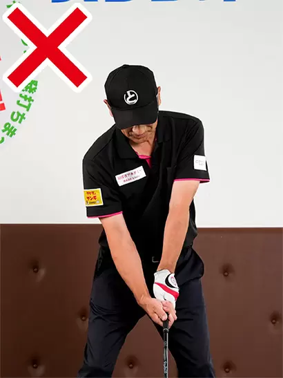 右手のV字が右肩から外れるほど浅く握るのはNG。