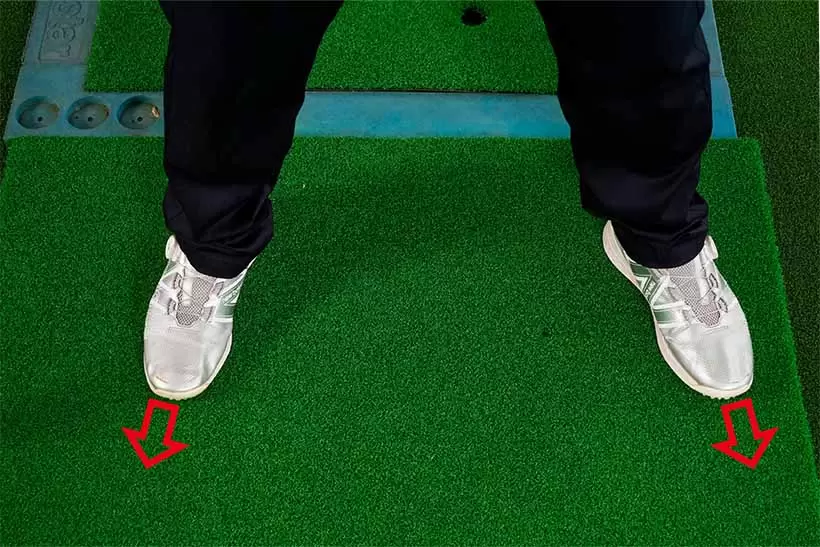 両足のツマ先を15～20度くらい開いた逆ハの字スタンスで構えよう。