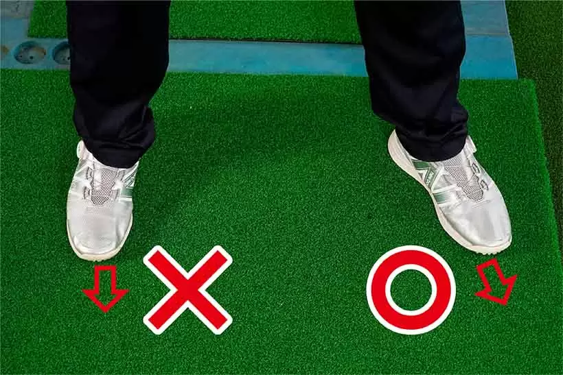 左ツマ先を軽く開くのはOKだが、右ツマ先を真っすぐ向けるのは避けよう。