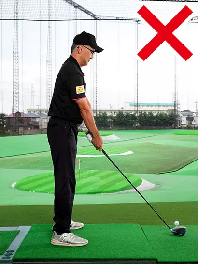 前傾姿勢が浅すぎる棒立ちのアドレスも下半身の安定感がないから飛ばせない。