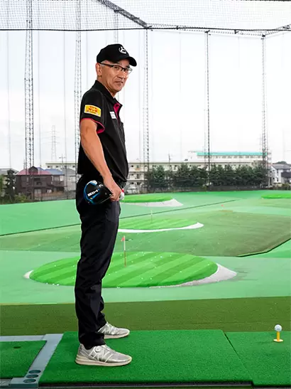 直立姿勢になり、クラブを両手で水平に持って腰の前に当てよう。