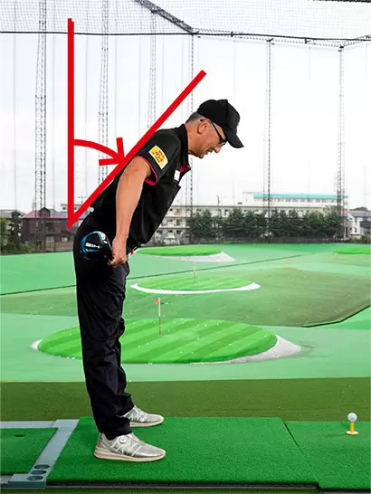 クラブを後ろに押し、骨盤を前傾させて股関節から上体を折り曲げる。