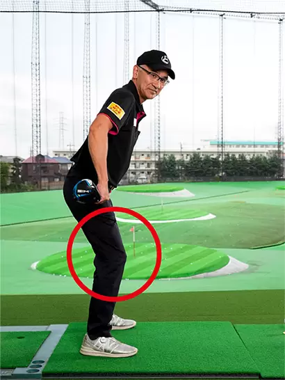 最後に両ヒザを軽く曲げる。股関節が入った状態を体感できるはずだ。