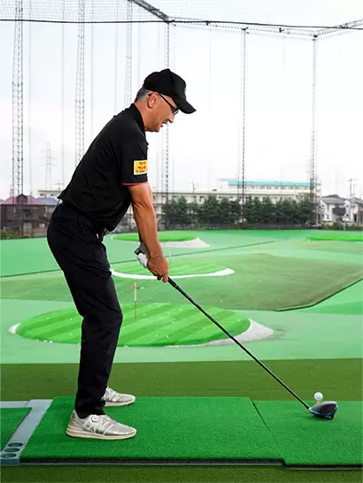 両腕を自然に下げたポジションで両手をグリップすれば飛ばしのアドレスが完成。