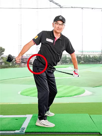 足腰のどっしり感が生まれるだけでなく、バックスイングで右の骨盤にパワーをためやすい。