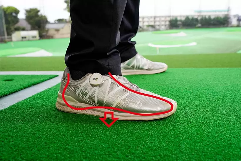 両足の真ん中に重心を意識しよう。土踏まずの前後でバランスを支えるイメージだ。