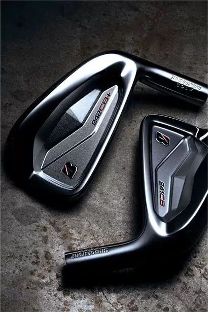 「インナーポケットの構造はソール側から大きな穴を空けようかというアイデアもありましたし、もっと左右に穴を広げることも検討しましたが、試行錯誤の末に完成品の形状になりました」（北川）