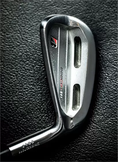 『222CB＋』ではキャビティ部分に2つの穴が空いていたが、アドレスしたときには見えない設計になっていた。