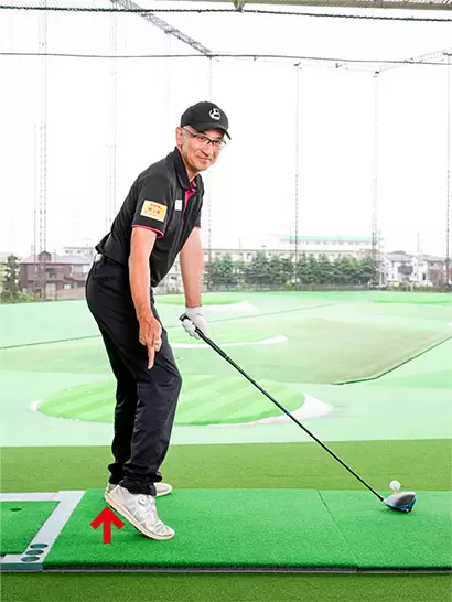 アドレスの姿勢から右カカトを浮かせよう。最初は極端なくらい浮かせるといい。