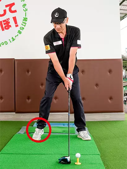 実際は右カカトを上げ下げしなくてもいいが、右カカトの踏み込みをイメージすることが大切。