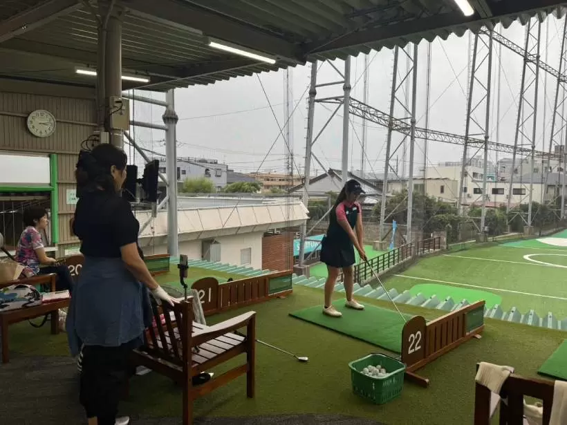 レディースゴルファー,ゼクシオ,練習場