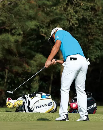 フェース面の向きに限らず、ラインの読み方、狙い方など細かく指導を受けていた嘉数光倫プロ。