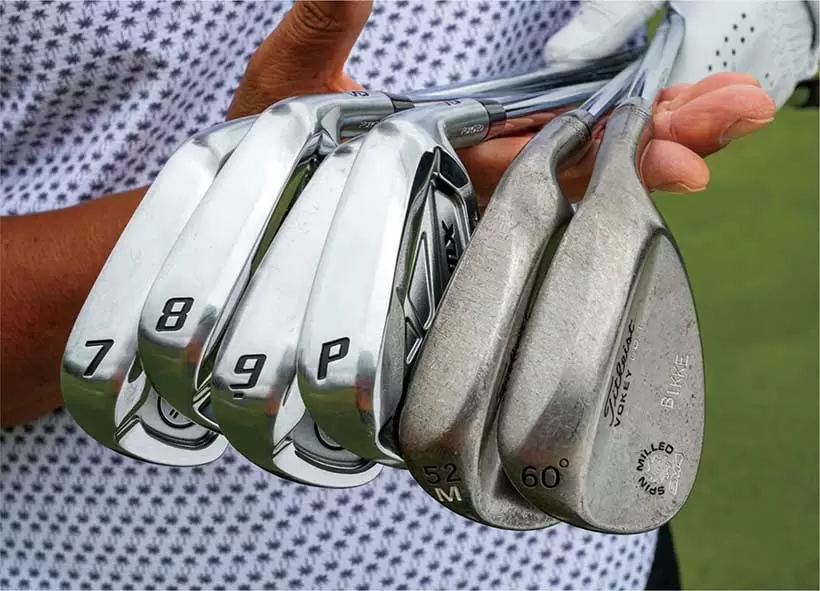 実際に試合で使うのは、7番アイアンからサンドウェッジまで。1本のクラブで球筋を打ち分けるのではなく、打ち方は変えずにクラブを替えるのが藤田流。