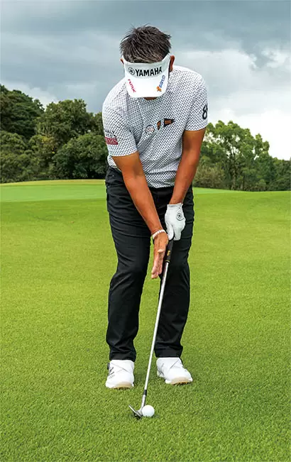 左手を左太モモの前に置きシャフトが傾くようにハンドファーストに構える。ボールが浮く高麗芝に合う。