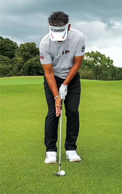 手元を中に入れてシャフトをほぼ垂直にする。ベント芝やティフトン芝といった洋芝で、芝が薄い時に使う。