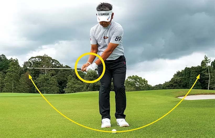 手を使わずに体の回転を使ってクラブを上げる。