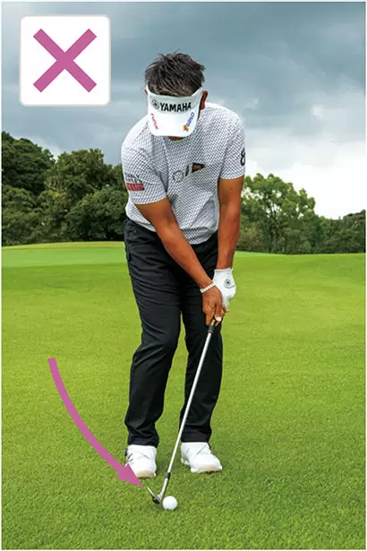 芝が薄くて地面が硬い時にクラブを上から入れると、バウンスが跳ねてしまい、ミスヒットになりやすい。