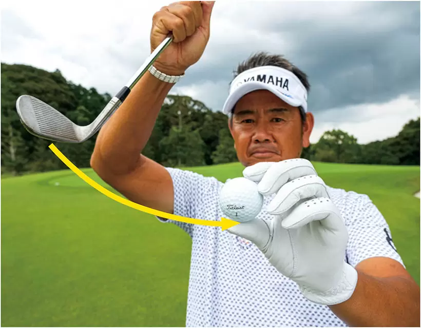 ノーコックで左右対称に振ると、クラブの入射角が緩やかになり、最下点がボールの真下になる。結果、バウンスの跳ね返りが少なくなる。