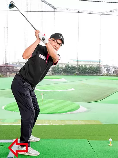 右カカトに重心を乗せることで右足に体重がしっかりと乗るだけでなく、腰と肩の捻転が深くなる。