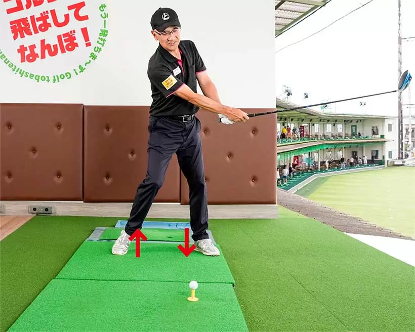 左カカトを踏み込んでフォロースルー。前後の重心移動がカラダの回転を促進することを体感できる。