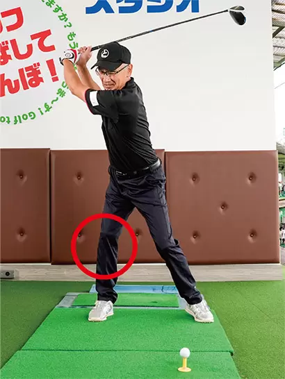 右ヒザは少しくらい動いてもOKと思えばバックスイングの捻転がスムーズ。