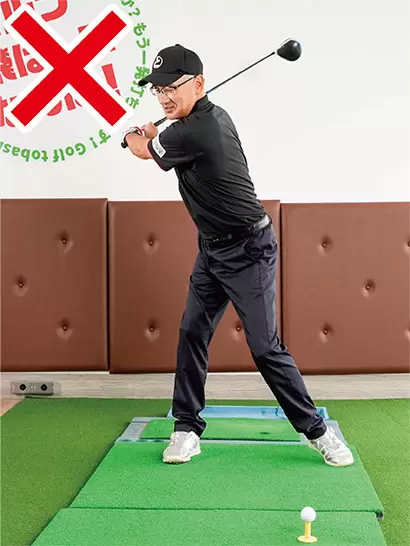 クラブをインサイドに低く引きすぎてしまうのはNG。