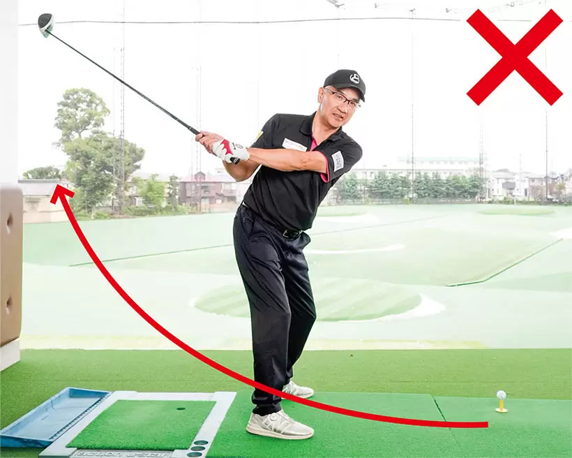 両腕を右側に回旋するとクラブが低く上がりすぎてしまう。
