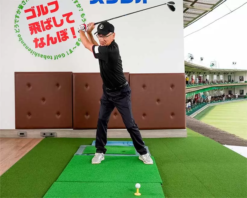途中から右ヒジがたたまれるが、三角形をなるべくつぶさない意識が大事。
