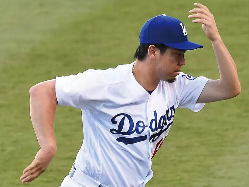 「マエケン体操」といえばイメージがわくだろうか？　腕と手を脱力し、体の回転でグニャグニャと動かす。これが胸郭のストレッチに効く（写真は2017年ドジャース在籍時のもの／Getty Images）