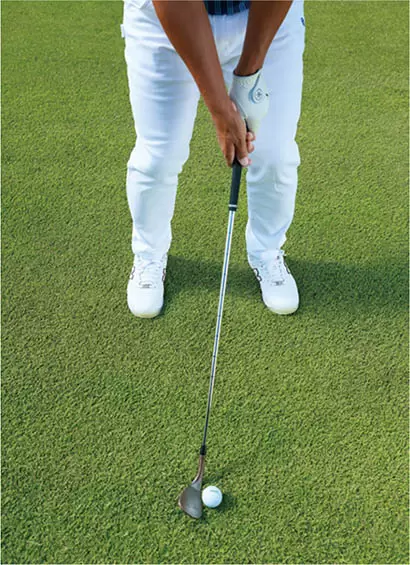 スイングは変えずに、ボール位置を半個から1個ぶん左右にズラす。距離を打ち分けるには、この方法が一番簡単で失敗しにくい。