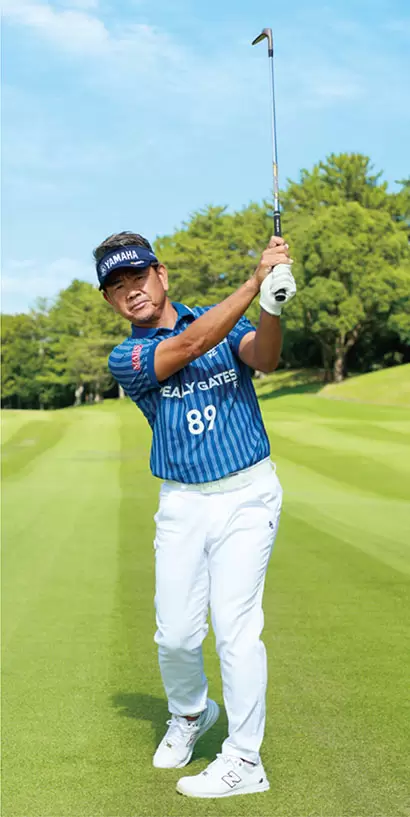 素振りでフィニッシュの位置を決めて、そこに向けてしっかり振り抜けばインパクトが緩まない。トップをコンパクトにするのも有効。