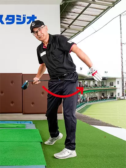 左カカトをしっかり踏み込むほど腰の回転スピードが上がり、飛ばせるようになる。