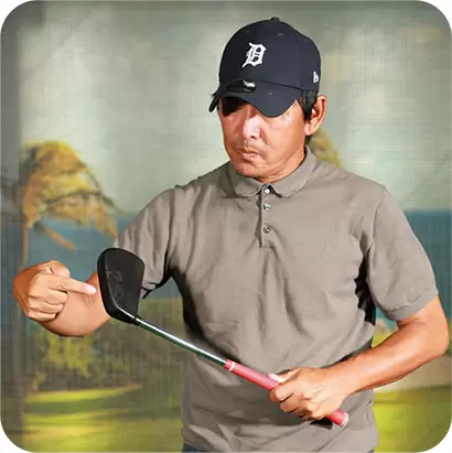 ヘッドのソール面を、どう地面に当てるかを意識する。アイアンショットでも、ソール後方、ややヒール寄りから入れるとフェースが被らない。