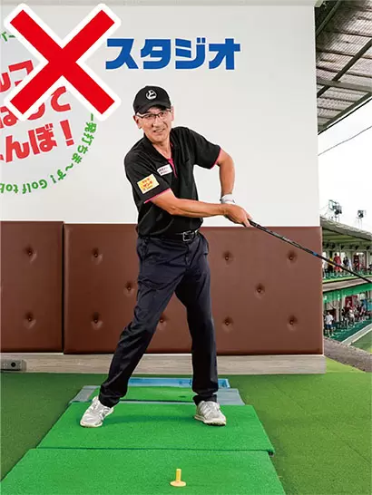 ボールの見過ぎはフォロースルーで左ヒジが引けるミスも生じやすい。