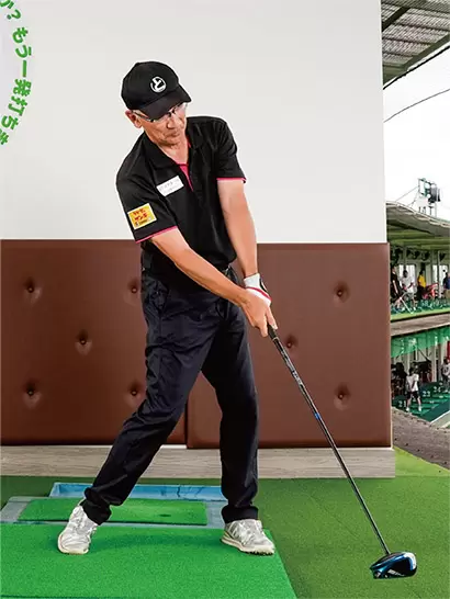 インパクトを通過した後は顔を下に向けたままにしないのがいい。