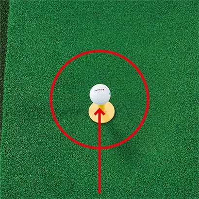 ボールの一点を見るよりも、ボール周辺を見る気持ちで構えよう。