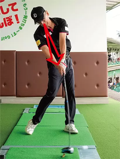 ボールの見過ぎはよくないが、インパクトの瞬間は目線をボールに注ぐことは大事。