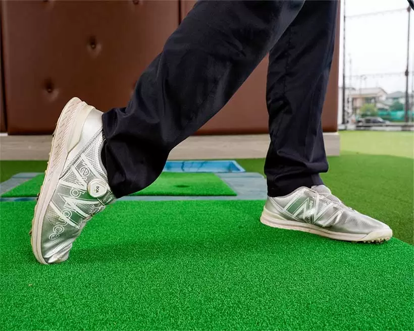 飛ばせるフィニッシュは右カカトが浮いてツマ先立つ体勢が絶対の基本だ。