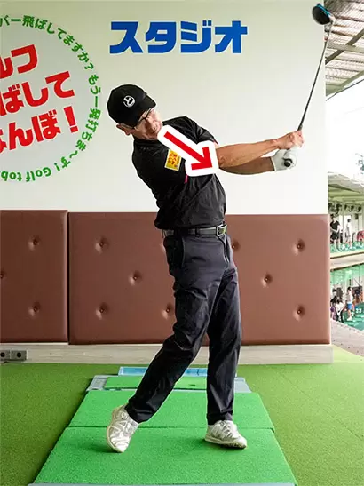 首を止めないで顔を目標方向に向ければカラダをフル回転しやすくなる。