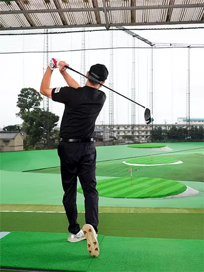 胸や右ヒザ、右足甲が目標方向を指し、シャフトがカラダに当たるくらいまで振り抜こう。