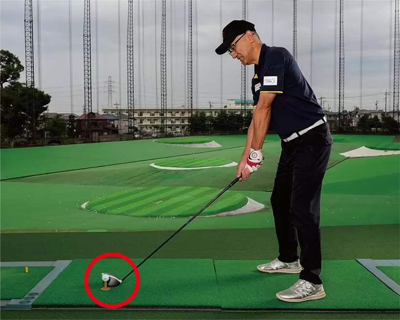 ソールを地面につけて構える人はフェース面の芯の少し先にボールをセットするといい。