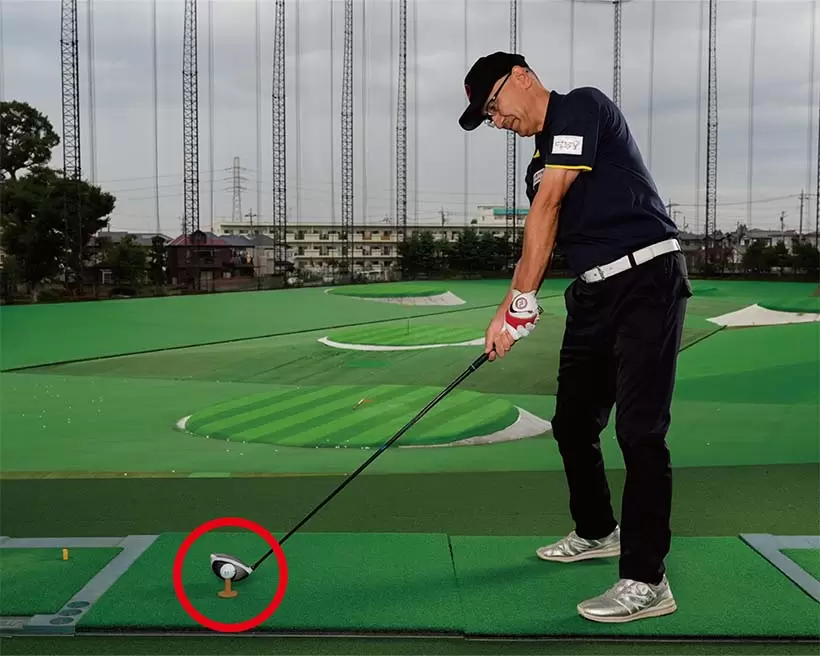 インパクトの瞬間はクラブヘッドが地面から少し浮くため、フェースの芯に当てやすい。