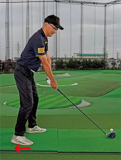 カラダの向きはスクエアにキープし、右足だけを後ろに引けばOK。